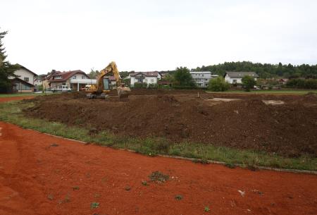 OBNOVA NOGOMETNEGA IGRIŠČA IN TEKAŠKE STEZE PRI OŠ CERKNICA 06 FOTO LJUBO VUKELIČ